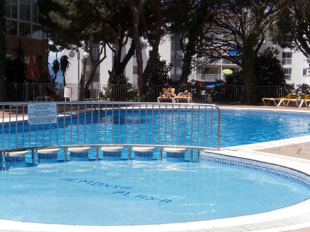 Imagen de la piscina del Apartamentos Rentalmar Blue Beach. Foto 13