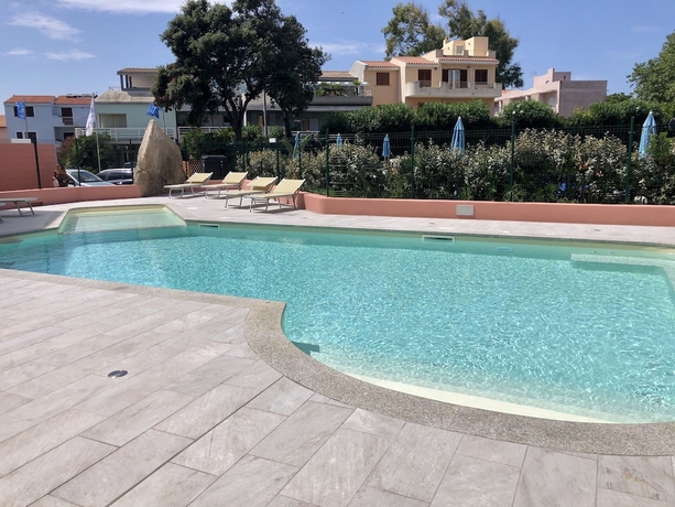 Imagen de la piscina del Apartamentos Residence I Mirti Bianchi. Foto 15