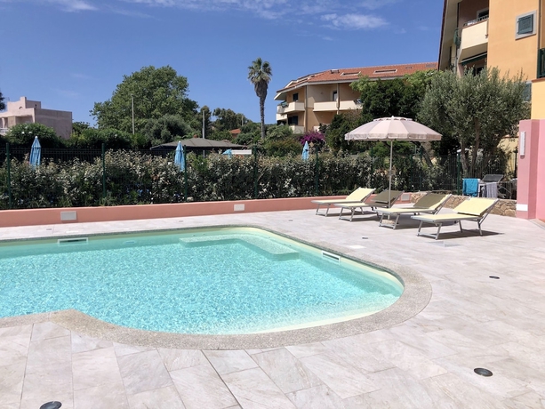 Imagen de la piscina del Apartamentos Residence I Mirti Bianchi. Foto 16