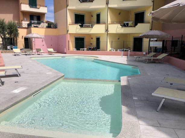 Imagen de la piscina del Apartamentos Residence I Mirti Bianchi. Foto 17