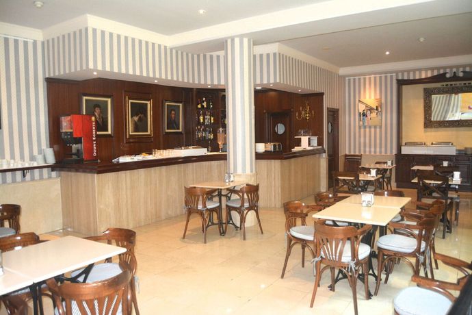 Imagen del bar/restaurante del Apartamentos Rf Bambi - Adults Only. Foto 2