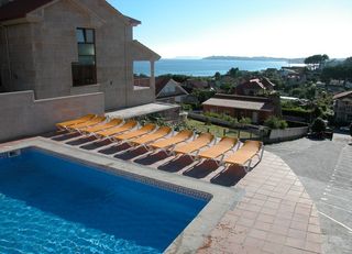 Imagen de la piscina del Apartamentos Riveiro. Foto 6