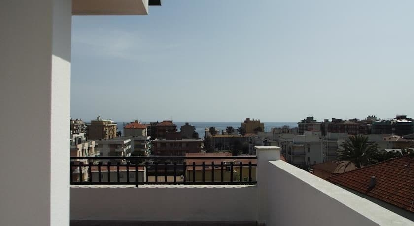 Imagen de los exteriores del Apartamentos Riviera Suite. Foto 9