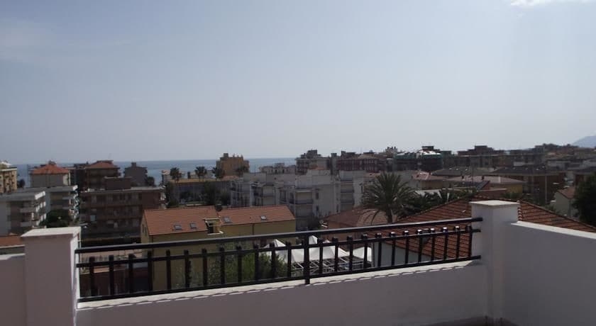 Imagen de los exteriores del Apartamentos Riviera Suite. Foto 11