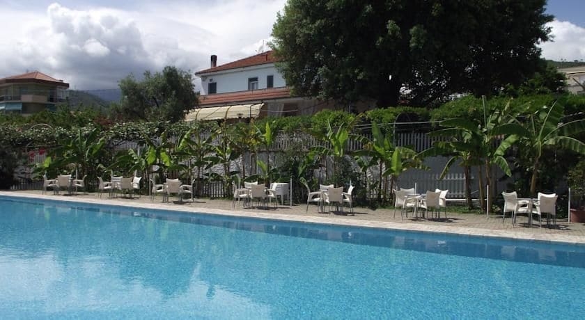 Imagen de la piscina del Apartamentos Riviera Suite. Foto 15