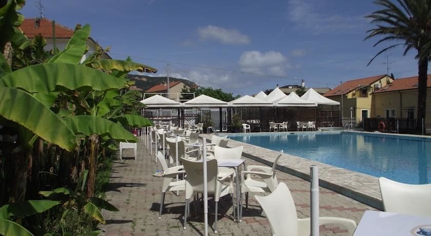 Imagen de la piscina del Apartamentos Riviera Suite. Foto 16