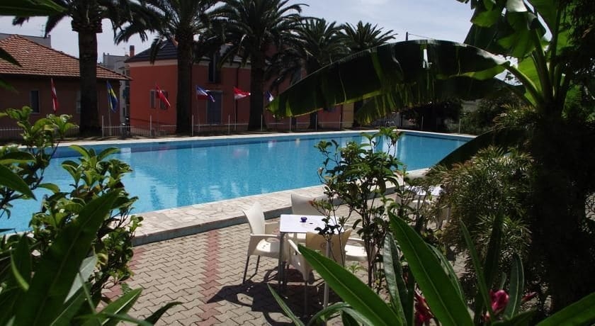 Imagen de la piscina del Apartamentos Riviera Suite. Foto 17