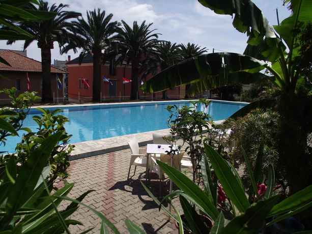 Imagen de la piscina del Apartamentos Riviera Suite. Foto 18