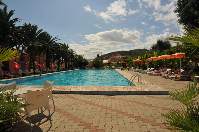 Imagen de la piscina del Apartamentos Riviera Suite. Foto 19
