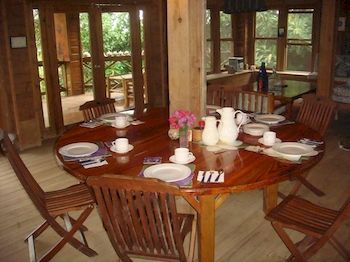 Imagen del bar/restaurante del Apartamentos Roatan Bed and Breakfast. Foto 2