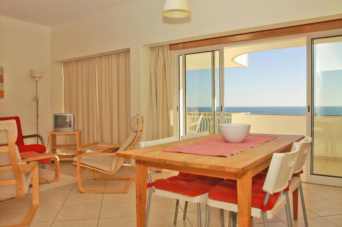 Imagen de los interiores del Apartamentos Rocha Praia Mar. Foto 4