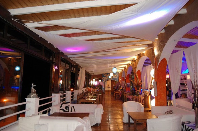 Imagen del bar/restaurante del Apartamentos Rok Plaza - Only Adults. Foto 2