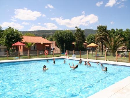 Imagen de la piscina del Apartamentos Rurales La Platea. Foto 6