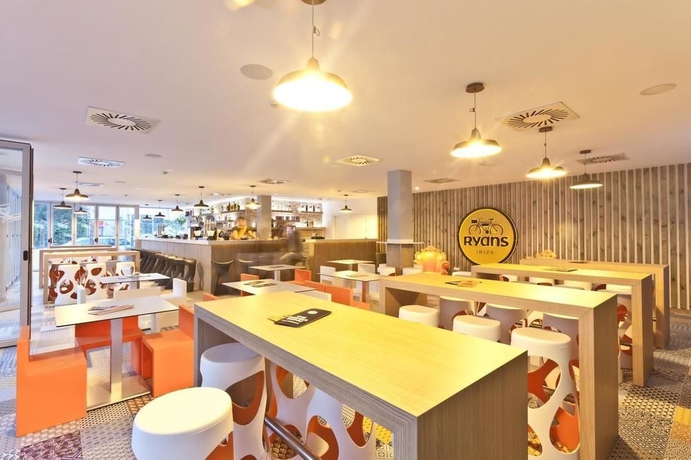 Imagen del bar/restaurante del Apartamentos Ryans Ibiza Apartments. Foto 2