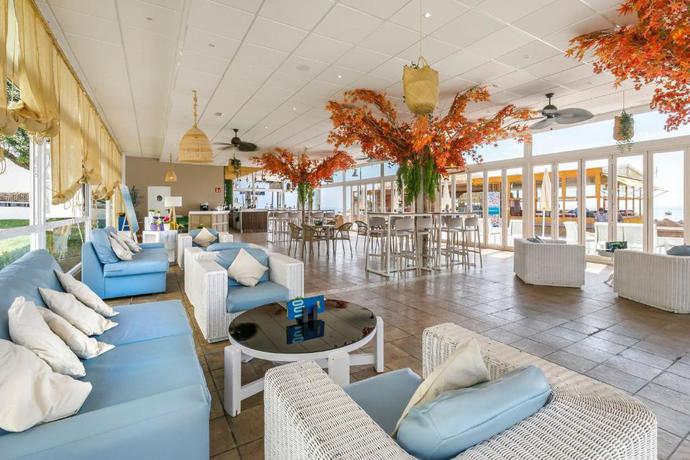 Imagen del bar/restaurante del Apartamentos SOL by Meli&aacute; Puerto Marina. Foto 3