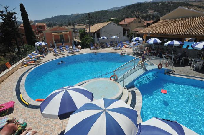 Imagen de la piscina del Apartamentos SUNNY CORFU. Foto 7