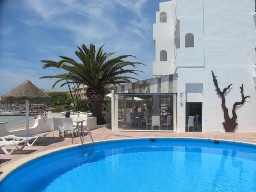 Imagen de la piscina del Apartamentos Sabina Playa. Foto 5