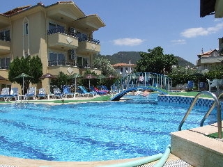Imagen de la piscina del Apartamentos Sahin Palace. Foto 11