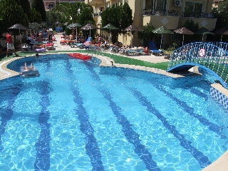 Imagen de la piscina del Apartamentos Sahin Palace. Foto 12