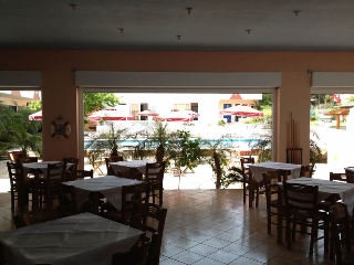 Imagen del bar/restaurante del Apartamentos Saint Konstantin. Foto 2