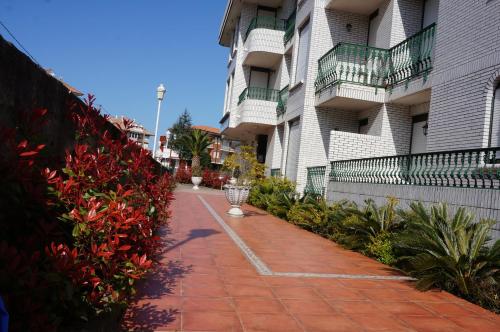 Imagen de los exteriores del Apartamentos Salceda. Foto 8