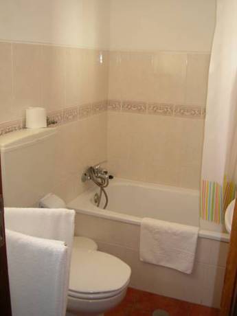 Imagen de la habitación del Apartamentos Salema Praia Club. Foto 6