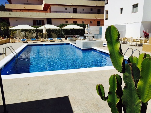 Imagen de la piscina del Apartamentos San Antonio Beach. Foto 13