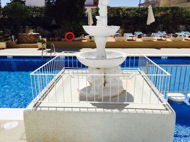 Imagen de la piscina del Apartamentos San Antonio Beach. Foto 14