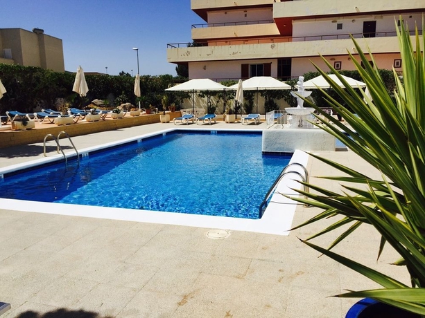 Imagen de la piscina del Apartamentos San Antonio Beach. Foto 15