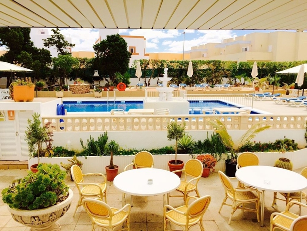 Imagen del bar/restaurante del Apartamentos San Antonio Beach. Foto 2