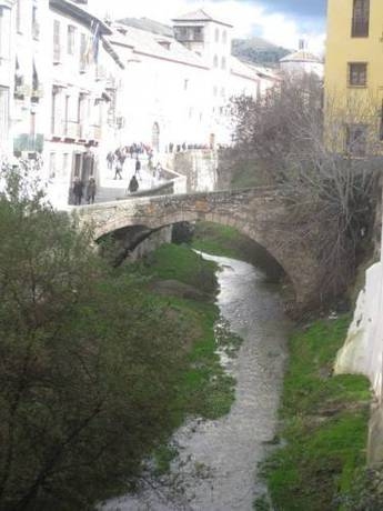 Imagen de los exteriores del Apartamentos Santa Ana, Granada. Foto 26