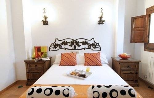 Imagen de los exteriores del Apartamentos Santa Ana, Granada. Foto 27