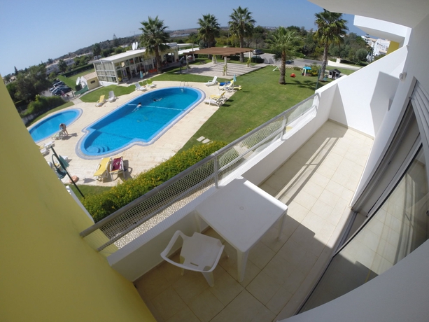 Imagen de la piscina del Apartamentos Santa Teresinha. Foto 16