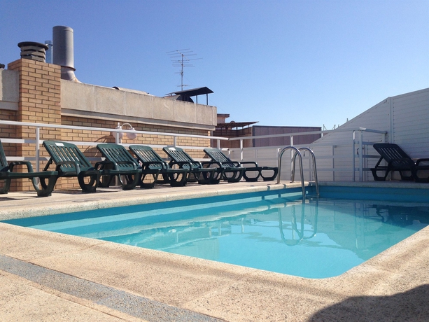 Imagen de la piscina del Apartamentos Santi, Lloret de Mar. Foto 16