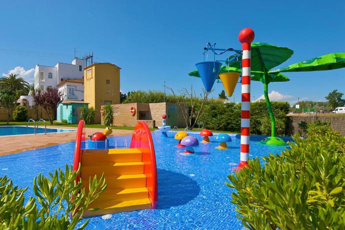 Imagen de la piscina del Apartamentos Sénia Riu. Foto 22