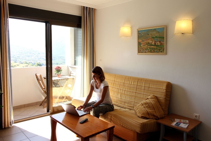 Imagen de la habitación del Apartamentos Serrella. Foto 12