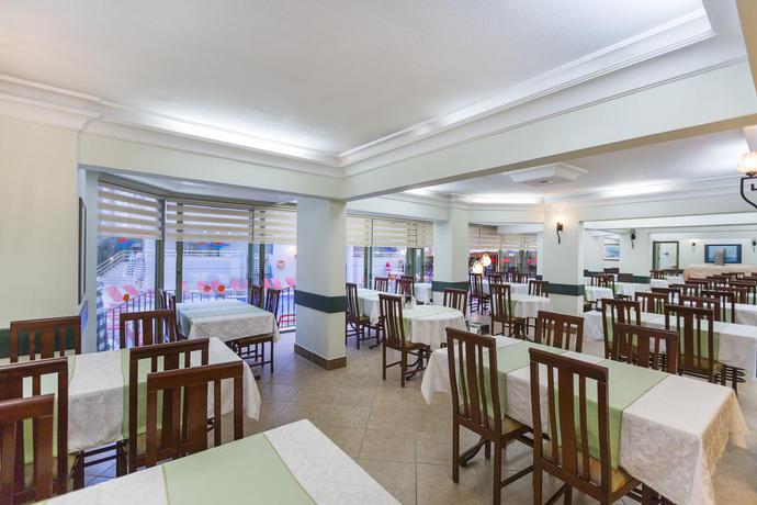 Imagen del bar/restaurante del Apartamentos Sifalar. Foto 6