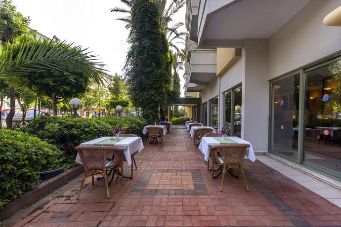 Imagen del bar/restaurante del Apartamentos Sifalar. Foto 8