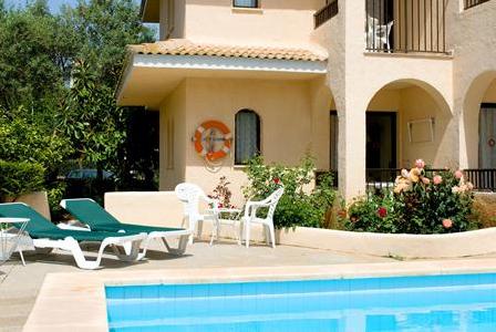 Imagen de la piscina del Apartamentos Sinfony. Foto 6