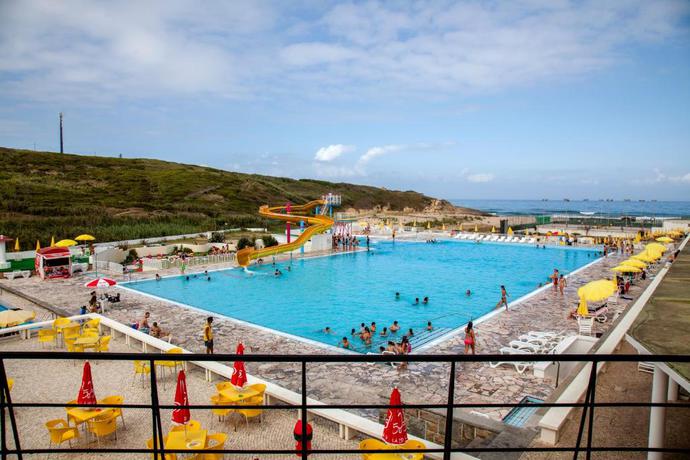 Imagen de la piscina del Apartamentos Sintra Sol - Turisticos. Foto 16