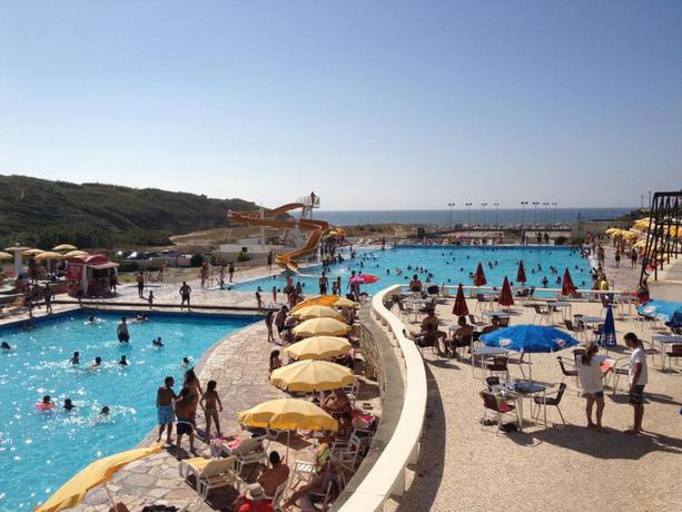 Imagen de la piscina del Apartamentos Sintra Sol - Turisticos. Foto 24