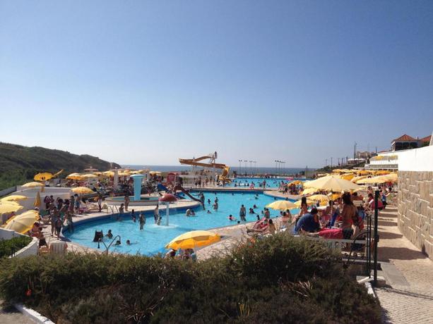 Imagen de la piscina del Apartamentos Sintra Sol - Turisticos. Foto 25