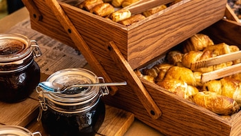 Imagen del bar/restaurante del Apartamentos Smartr Madrid Gran V&iacute;a. Foto 5