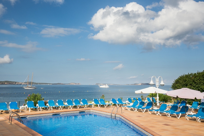 Imagen de la piscina del Apartamentos Sol Bahia Ibiza Suites. Foto 16