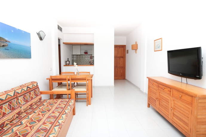 Imagen de los interiores del Apartamentos Sol Bahia Ibiza Suites. Foto 10