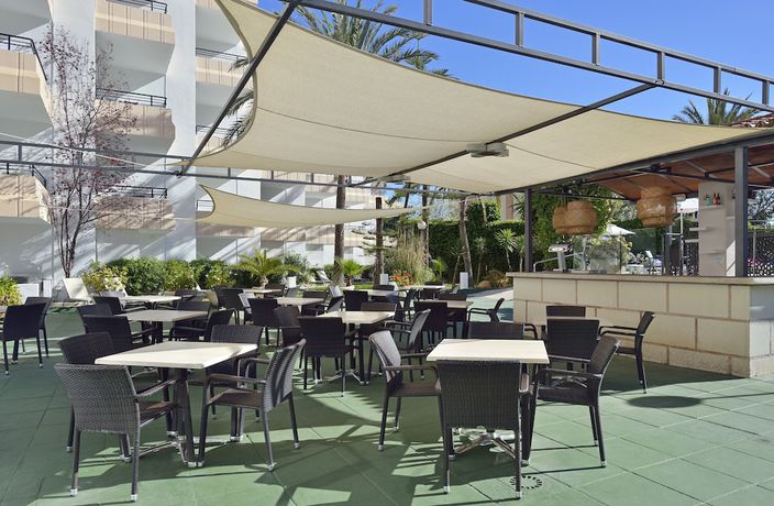 Imagen de la piscina del Apartamentos Sol Lunamar Palmanova – Adults Only. Foto 20