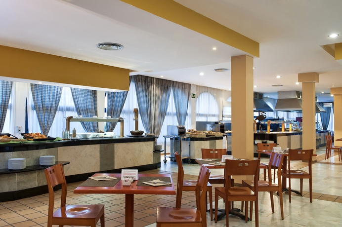 Imagen del bar/restaurante del Apartamentos Sol Sancti Petri Apartamentos. Foto 2
