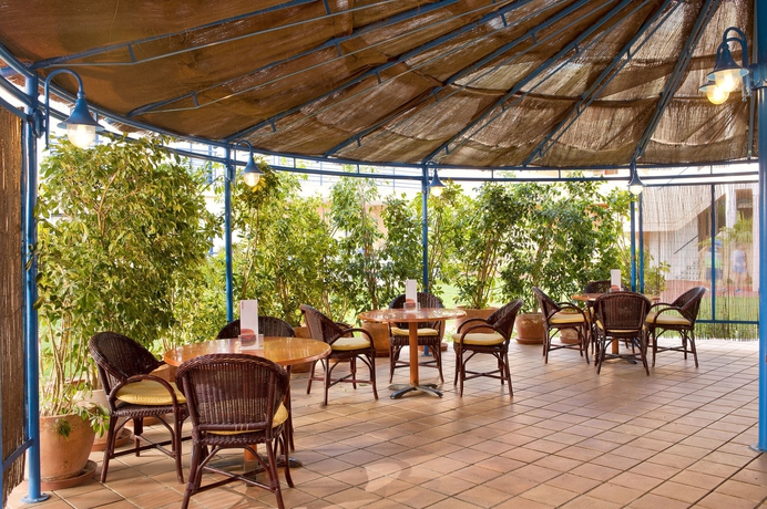 Imagen del bar/restaurante del Apartamentos Sol Sancti Petri Apartamentos. Foto 4