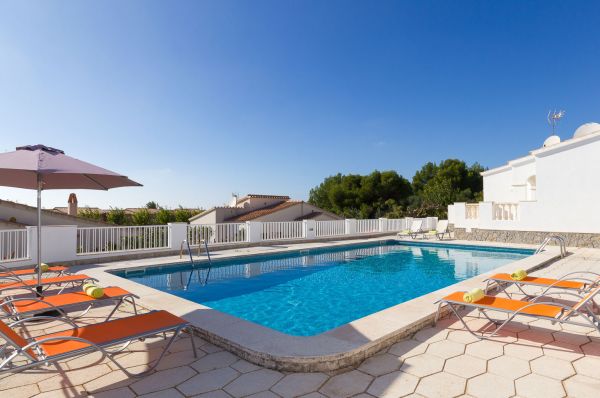 Imagen de la piscina del Apartamentos Son Bou Family Gardens. Foto 10