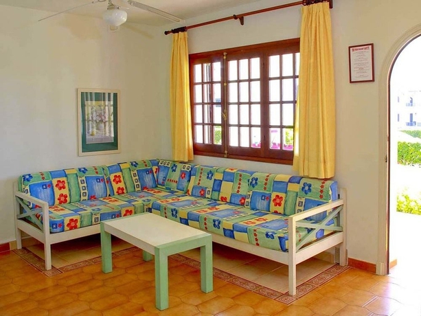 Imagen de los interiores del Apartamentos Son Bou Gardens By MENORCARENTALS. Foto 12